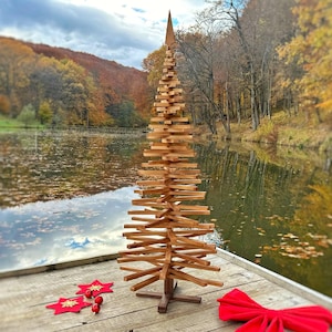 Großer hölzerner moderner Weihnachtsbaum, großes Feiertagsdekor, rustikales Öko-Weihnachtsdekor