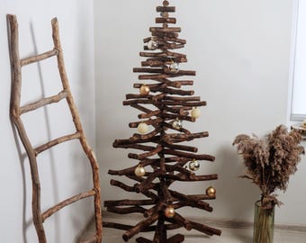 珍しいクリスマスの流木ツリー、大きな木製のホリデーデコレーション、農家のクリスマス