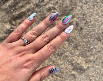 Uñas postizas con diseño de trucha arcoíris / Set de uñas pintadas a mano con diseño de pesca / Uñas con purpurina y diseño de pez