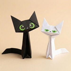 Puede incluir: Dos gatos de origami, uno negro y otro blanco, de pie uno al lado del otro. El gato negro tiene ojos grandes de color verde brillante, mientras que el gato blanco presenta ojos verdes más estrechos y afilados. Ambos tienen orejas puntiagudas.