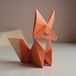 Istruzioni per realizzare una volpe origami, modello giapponese di piegatura della carta, tutorial per principianti su come realizzare un animale, guida per decorare la scrivania in stile Zen giapponese, modello per hobby senza schermo
