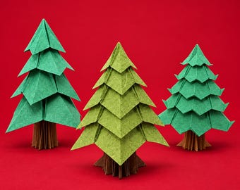 Könnte beinhalten: Drei Origami-Bäume aus strukturiertem Papier. Zwei Bäume sind in einem tiefen Waldgrün gehalten, der mittlere Baum in einem helleren Lindgrün. Jeder Baum hat geschichtete, gefaltete dreieckige Zweige und einen braunen, gefalteten Stamm.