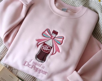Sudadera bordada "Necesito un Dr. Pepper", sudadera con bordado de Dr. Pepper, camiseta para amantes de la cafeína, regalo para los amantes de los refrescos, regalo para los amantes de las bebidas