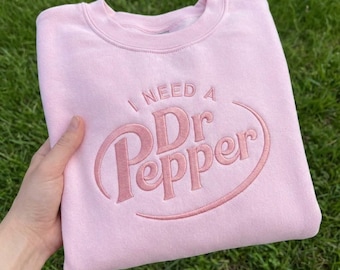 Sudadera bordada "Necesito un Dr. Pepper", sudadera de Coca-Cola, suéter para amantes de la Coca-Cola, regalo para amantes de los refrescos, merchandising de Dr Pepper