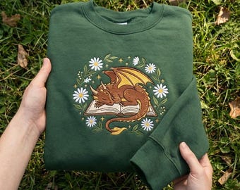 Sudadera con dragón bordado, sudadera con lector de libros de fantasía, suéter cottagecore, camiseta para adictos a los libros, camiseta con dragón, camiseta para ratones de biblioteca