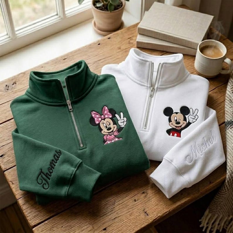 Pu&ograve; includere: Due felpe con zip a un quarto di collo, una verde foresta e una bianca, con personaggi dei cartoni animati ricamati. La felpa verde presenta Minnie Mouse, e quella bianca presenta Mickey Mouse. Entrambe hanno nomi personalizzati ricamati sulle maniche.