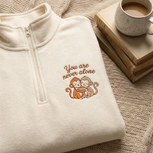 Puede incluir: Un juego de tres tazas de cerámica con un acabado moteado y mate. Las tazas son en tonos crema, gris claro y gris oscuro. Cada taza tiene un diseño simple y minimalista, perfecto para café o té.