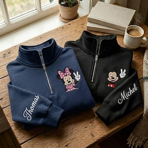 Pu&ograve; includere: Due felpe con zip a un quarto, una blu navy e una nera, con personaggi dei cartoni animati ricamati. La felpa blu navy presenta Minnie Mouse, e quella nera Mickey Mouse. Entrambe hanno nomi personalizzati sulle maniche.