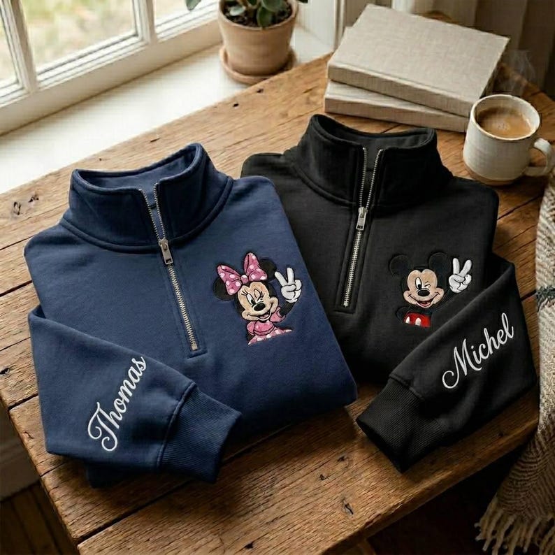 Pu&ograve; includere: Due felpe con zip a un quarto, una blu navy e una nera, con personaggi dei cartoni animati ricamati. La felpa blu navy presenta Minnie Mouse, e quella nera Mickey Mouse. Entrambe hanno nomi personalizzati sulle maniche.