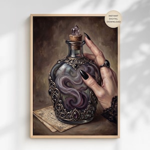 Pode incluir: Uma impressão de arte digital apresentando um frasco de vidro com filigrana de metal escuro, uma rolha com um cristal no topo e fumaça roxa rodopiante dentro. Uma mão com esmalte preto e um anel preto repousa contra o frasco.