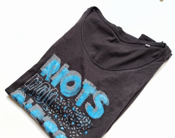 TSHIRT UNISEX handprinted- motto riots not died- black