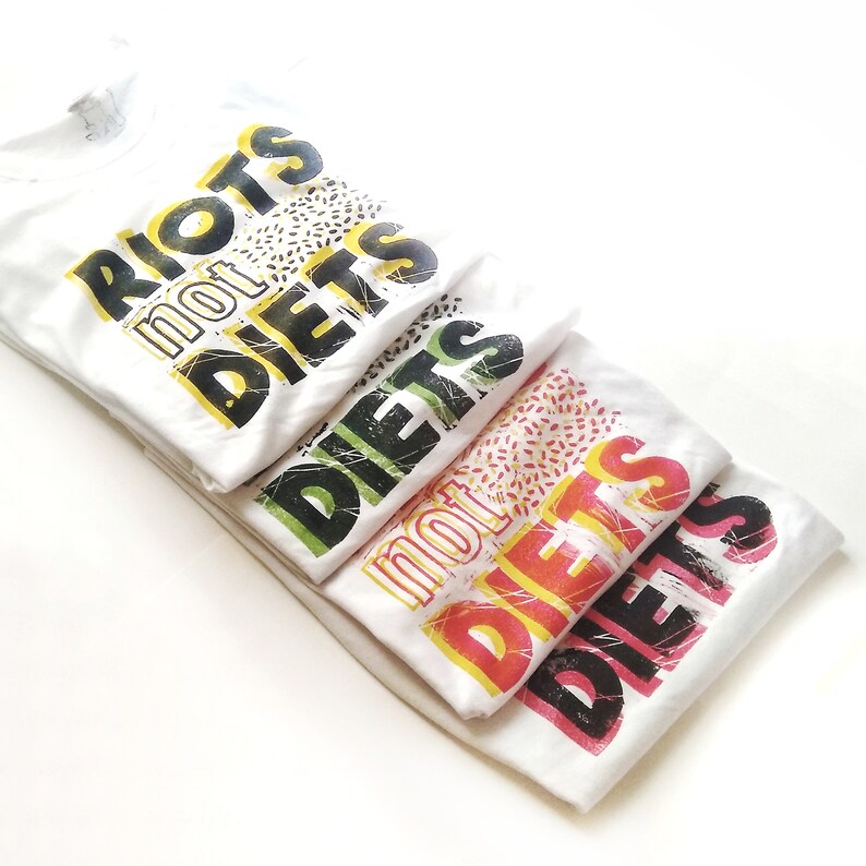 TSHIRT UNISEX handprinted motto riots not died-white with green quote