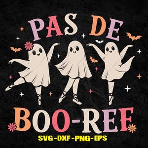Puede incluir: Un diseño gráfico sobre fondo negro que muestra tres fantasmas bailando con zapatillas de ballet, con el texto PAS DE BOO-REF en rosa y naranja. Los fantasmas están rodeados de pequeñas estrellas, flores y murciélagos, con los formatos.