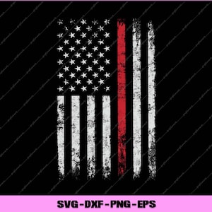 Puede incluir: Diseño de bandera estadounidense desgastada con una franja roja, estrellas blancas y rayas blancas sobre un fondo negro. La imagen tiene una estética vintage y desgastada. El texto "SVG-DXF-PNG-EPS" está en la parte inferior.