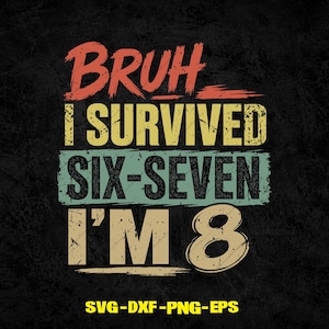 Könnte beinhalten: Ein Grafikdesign auf schwarzem Hintergrund mit dem Text BRUH I SURVIVED SIX-SEVEN I'M 8 in einer abgenutzten, mehrfarbigen Schriftart. Die Wörter sind in Zeilen mit roten, gelben und blaugrünen rechteckigen Akzenten angeordnet. Unten steht SVG-DXF-PNG-EPS.