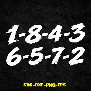 Puede incluir: Un diseño gráfico digital con números blancos de estilo pincelada dispuestos en dos filas. La fila superior muestra 1-8-4-3 y la fila inferior muestra 6-5-7-2 sobre un fondo oscuro y texturizado. El texto SVG-DXF-PNG-EPS aparece en amarillo abajo.