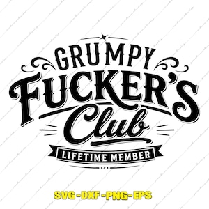 Op de afbeelding: Een zwart grafisch ontwerp met de tekst GRUMPY FUCKER'S CLUB in een vet, gestileerd lettertype met decoratieve krullen. Daaronder staat een banner met de tekst LIFETIME MEMBER. Het ontwerp staat op een witte achtergrond met vage watermerken.