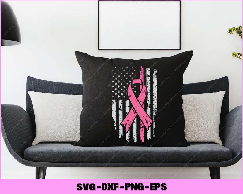 Puede incluir: Coj&iacute;n negro con un dise&ntilde;o de bandera estadounidense desgastada y una cinta rosa. El coj&iacute;n est&aacute; sobre un sof&aacute; gris con dos cojines blancos. La imagen incluye un cuadro con marco negro y una planta.