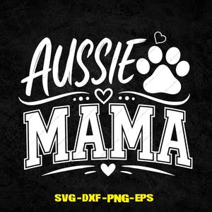 Könnte beinhalten: Ein weißes Grafikdesign auf schwarzem Hintergrund mit dem Text "AUSSIE MAMA" in einer Kombination aus Schreib- und Blockschrift. Das Design enthält einen Hunde-Pfotenabdruck, drei kleine Herzsymbole und den Text "SVG-DXF-PNG-EPS" am unteren Rand.