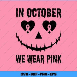 Può includere: Una grafica rosa con la scritta « IN OTTOBRE VESTIAMO DI ROSA ». Il design presenta una faccia di lanterna di Halloween con occhi a forma di cuore contenenti nastri rosa, un naso triangolare nero e un sorriso seghettato. La parte inferiore dell'immagine contiene la scritta « SVG-DXF-PNG-EPS ».