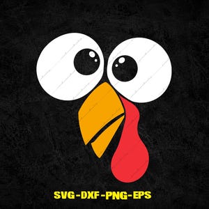 Puede incluir: Una ilustración gráfica de una cara de pavo con dos ojos grandes blancos con pupilas negras, un pico amarillo y una carúncula roja. El texto SVG-DXF-PNG-EPS aparece en amarillo en la parte inferior del diseño sobre un fondo oscuro texturizado.