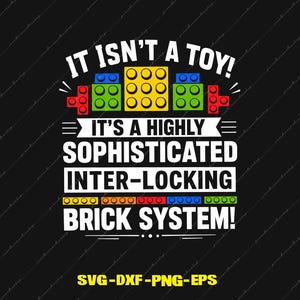 Op de afbeelding: Een grafisch ontwerp op een zwarte achtergrond met de witte tekst IT ISN'T A TOY! IT'S A HIGHLY SOPHISTICATED INTER-LOCKING BRICK SYSTEM! en kleurrijke gele, groene, blauwe en rode plastic bouwsteentjes gerangschikt in rijen.
