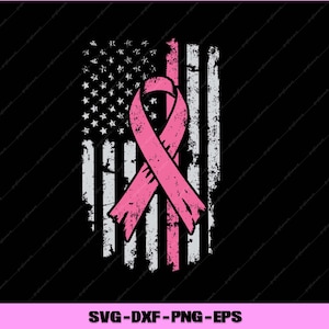 Puede incluir: Un dise&ntilde;o desgastado de la bandera estadounidense con una cinta rosa superpuesta, que simboliza la concienciaci&oacute;n sobre el c&aacute;ncer de mama. La bandera presenta rayas y estrellas blancas, con una cinta rosa en el centro. El fondo es negro.