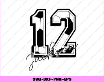 Könnte beinhalten: Schwarz-weißes Grafikdesign mit der Zahl 12 mit einem Fußballmuster und dem Namen "Jackson" in Schreibschrift. Das Design befindet sich vor einem weißen Hintergrund mit diagonalen Linien. Der Text "SVG-DXF-PNG-EPS" befindet sich unten.