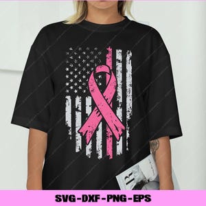Puede incluir: Camiseta negra con un dise&ntilde;o desgastado de la bandera estadounidense y una cinta rosa. La bandera tiene rayas blancas y un campo de estrellas. La cinta rosa es un s&iacute;mbolo de concienciaci&oacute;n sobre el c&aacute;ncer de mama. El texto "SVG-DXF-PNG-EPS" est&aacute; en la parte inferior.