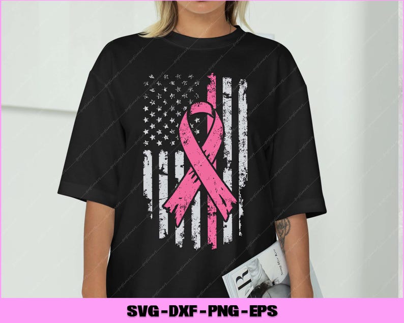 Puede incluir: Camiseta negra con un dise&ntilde;o desgastado de la bandera estadounidense y una cinta rosa. La bandera tiene rayas blancas y un campo de estrellas. La cinta rosa es un s&iacute;mbolo de concienciaci&oacute;n sobre el c&aacute;ncer de mama. El texto "SVG-DXF-PNG-EPS" est&aacute; en la parte inferior.