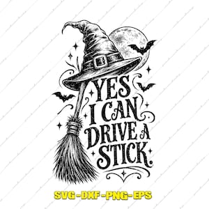 Può includere: Un'illustrazione grafica in bianco e nero con un cappello da strega sopra una scopa, una luna piena e pipistrelli in volo. Il testo recita YES I CAN DRIVE A STICK in un carattere stilizzato, arricchito da piccoli accenti a forma di stella.