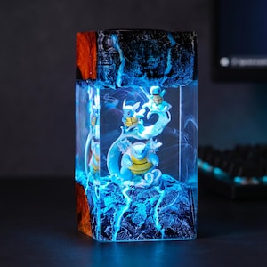 Luminária de resina inspirada em Pocket Monsters | Abajur personalizado em epóxi, presente artesanal para fãs de anime e jogos