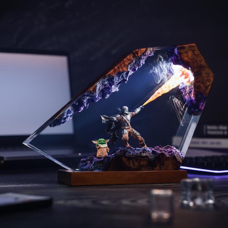 Lampa z żywicy Mand.al.orian Diorama | Niestandardowa lampka nocna z motywem Dartha Lorda Vadera z Gwiezdnych Wojen | Wyjątkowy prezent świąteczny i spersonalizowany zdjęcie 5