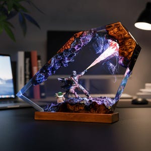 Lampa z żywicy Mand.al.orian Diorama | Niestandardowa lampka nocna z motywem Dartha Lorda Vadera z Gwiezdnych Wojen | Wyjątkowy prezent świąteczny i spersonalizowany zdjęcie 2