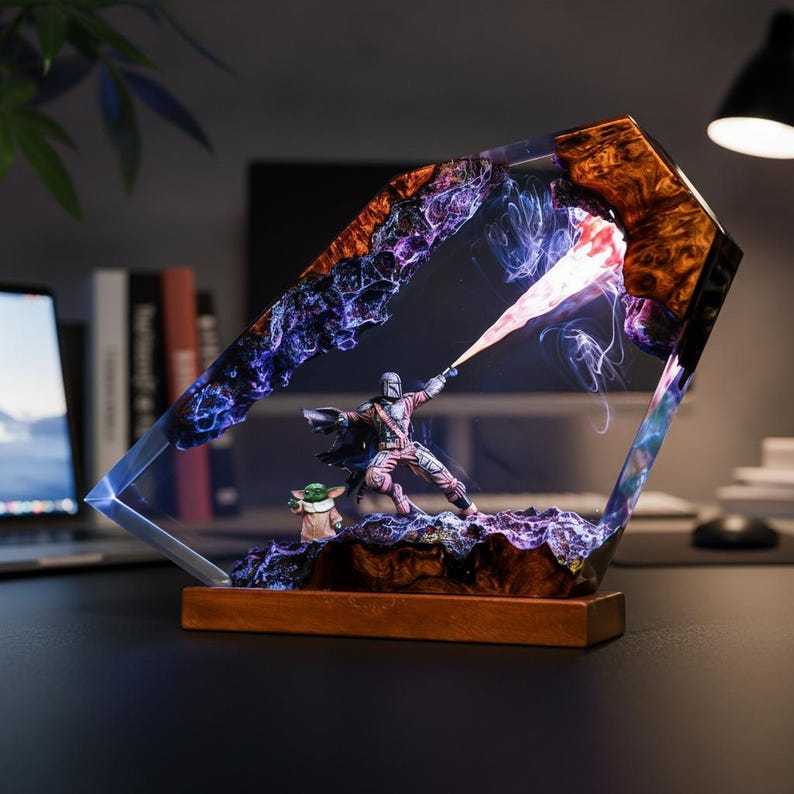 Lampa z żywicy Mand.al.orian Diorama | Niestandardowa lampka nocna z motywem Dartha Lorda Vadera z Gwiezdnych Wojen | Wyjątkowy prezent świąteczny i spersonalizowany zdjęcie 2