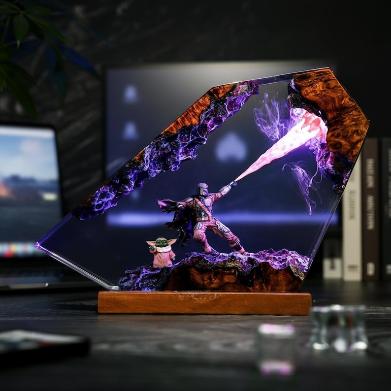Lampa z żywicy Mand.al.orian Diorama | Niestandardowa lampka nocna z motywem Dartha Lorda Vadera z Gwiezdnych Wojen | Wyjątkowy prezent świąteczny i spersonalizowany zdjęcie 18
