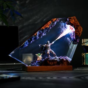 Lampa z żywicy Mand.al.orian Diorama | Niestandardowa lampka nocna z motywem Dartha Lorda Vadera z Gwiezdnych Wojen | Wyjątkowy prezent świąteczny i spersonalizowany zdjęcie 3