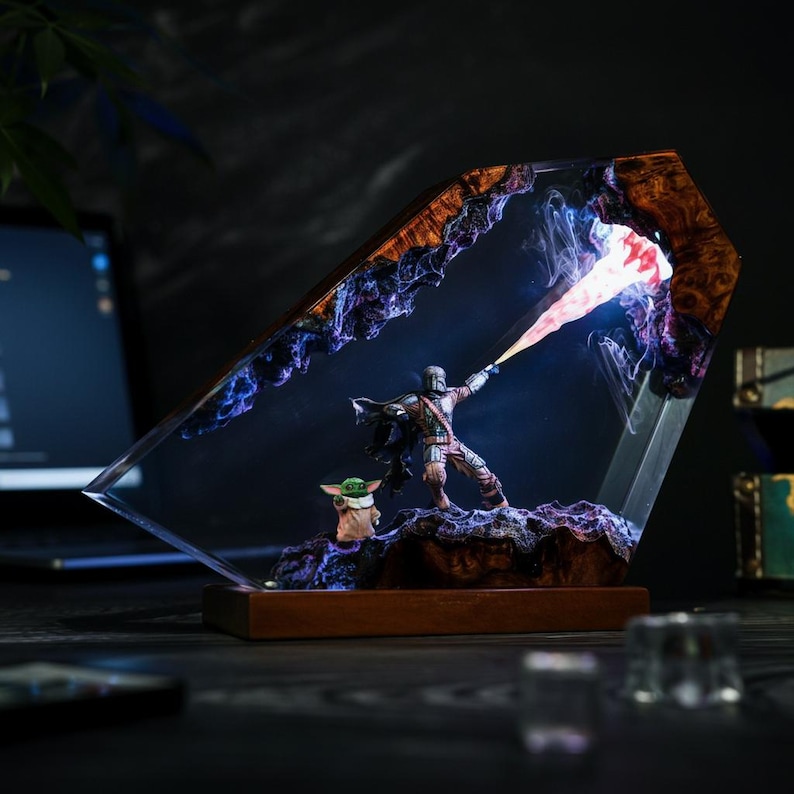 Lampa z żywicy Mand.al.orian Diorama | Niestandardowa lampka nocna z motywem Dartha Lorda Vadera z Gwiezdnych Wojen | Wyjątkowy prezent świąteczny i spersonalizowany zdjęcie 17
