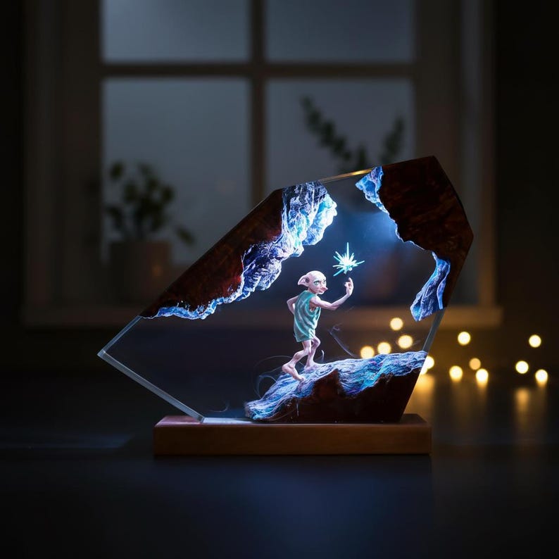 Lámpara de resina Dobby / Luz nocturna de mago epoxi hecha a mano / Decoración de escritorio y sala de juegos / Regalo navideño personalizado único