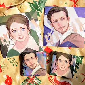 Puede incluir: Cuatro impresiones artísticas cuadradas y un espejo compacto cuadrado con ilustraciones de un hombre y una mujer. Las impresiones y el espejo tienen un estilo de retrato con una paleta de colores suaves. El fondo es papel de regalo festivo.