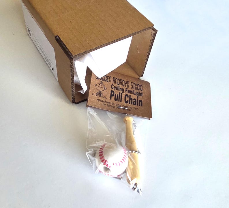 Pu&ograve; includere: Una catenella per ventilatore a soffitto e luce con una mazza da baseball in legno in miniatura e una pallina da baseball con cuciture rosse. L'articolo &egrave; confezionato in un sacchetto di plastica trasparente con un'etichetta in cartone.