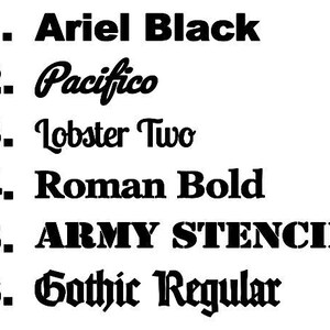 Pu&ograve; includere: Un elenco di sei stili di carattere numerati in testo nero su sfondo bianco. Il testo recita: 1. Ariel Black, 2. Pacifico, 3. Lobster Two, 4. Roman Bold, 5. ARMY STENCIL e 6. Gothic Regular. Ogni riga mostra il nome dello specifico carattere.