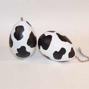 May include: A set of three ceramic nesting bowls in graduating sizes. The bowls are white with a blue floral pattern and a scalloped edge. The largest bowl is approximately 20 cm in diameter.