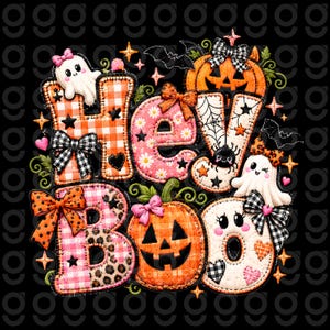 Puede incluir: Un diseño gráfico decorativo con el texto HEY BOO en letras de estilo acolchado. Las letras están decoradas con patrones de cuadros vichy naranjas, flores rosas, estampado de leopardo y telarañas, acentuadas por fantasmas, calabazas, murciélagos y lazos.