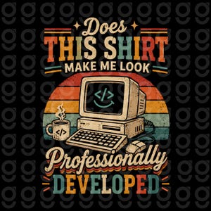 Peut inclure: Un design graphique représentant un ordinateur vintage, un clavier, une souris et une tasse de café fumante avec un symbole de code. Le texte indique Does THIS SHIRT MAKE ME LOOK Professionally DEVELOPED. Le design utilise un fond coucher de soleil rétro.