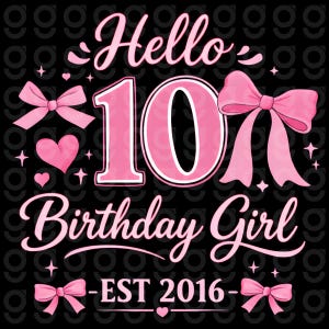 Può includere: Grafica rosa e bianca su sfondo nero con la scritta "Hello 10 Birthday Girl EST 2016". Il design include fiocchi, cuori e stelle.