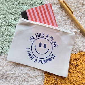 小さなキャンバスジッパーポーチ | 彼には計画があり、私には目的がある