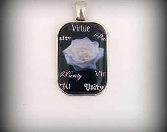 Pingente de Rosa Branca, Virtude, Pureza, Unidade, Colar com Pingente de Citação
