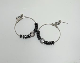 Brincos de argola de prata: contas de vidro preto, design de estanho celta