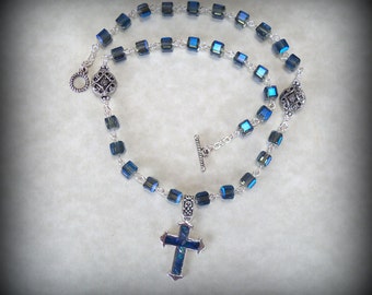 Colar de Cristal Azul - Pingente de Cruz em Concha de Abalone